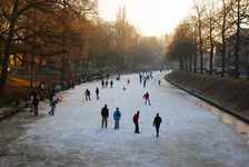 900005 Afbeelding van schaatsers op de bevroren Stadsbuitengracht te Utrecht, gezien vanaf de Bartholomeïbrug. Rechts ...